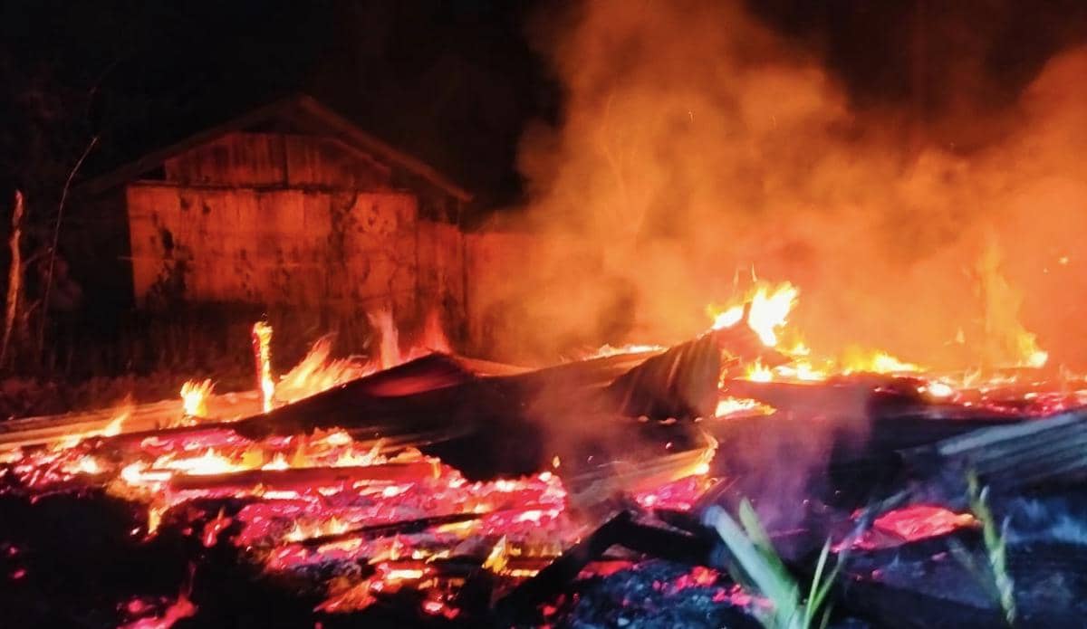 Kebakaran hebat melanda sebuah rumah di Nagekeo, NTT pada malam hari dengan api besar dan asap tebal membakar bangunan kayu.