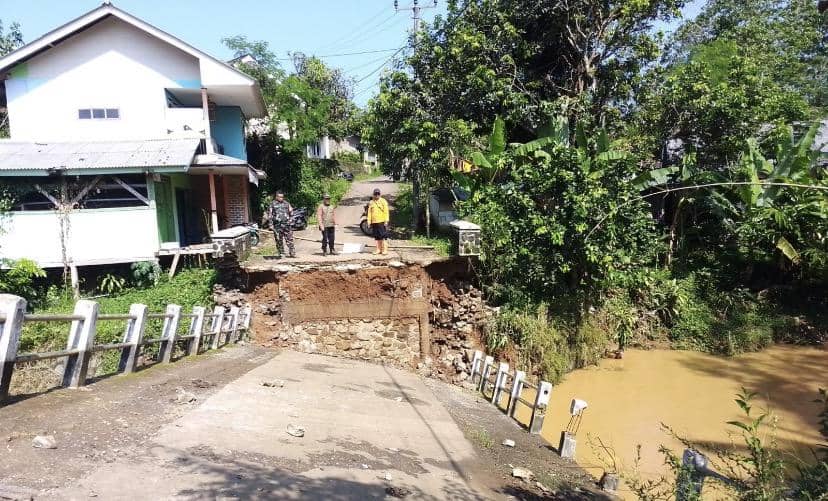Jembatan Putus Diterjang Banjir, Akses Warga Bojongjengkol Terputus 
