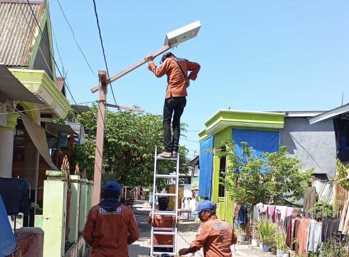 Lampu Jalan Tenaga Surya Terangi Warga Kepulauan di Makassar