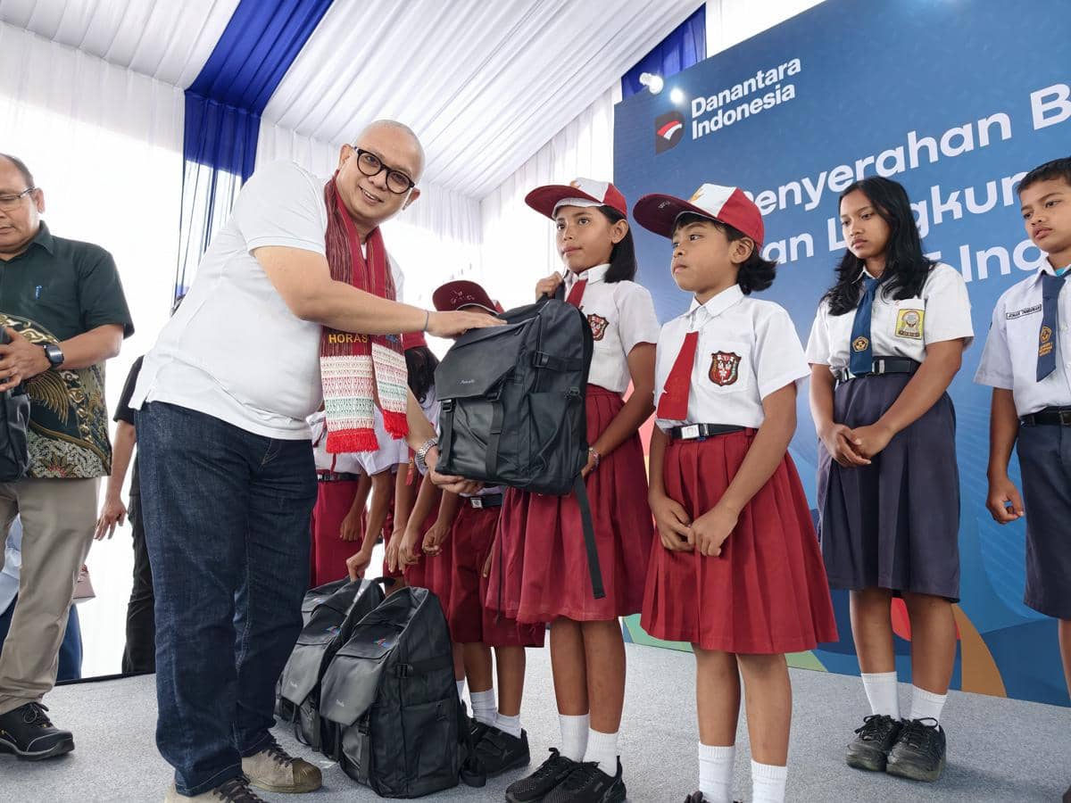 Perwakilan PT Inalum menyerahkan tas sekolah kepada siswa SD dan SMP dalam kegiatan CSR di Paritohan, Sumatera Utara.