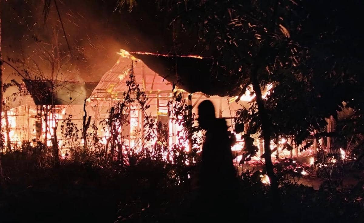 Kebakaran hebat melanda sebuah rumah di Nagekeo, NTT pada malam hari dengan api membakar seluruh bangunan hingga menyala terang.
