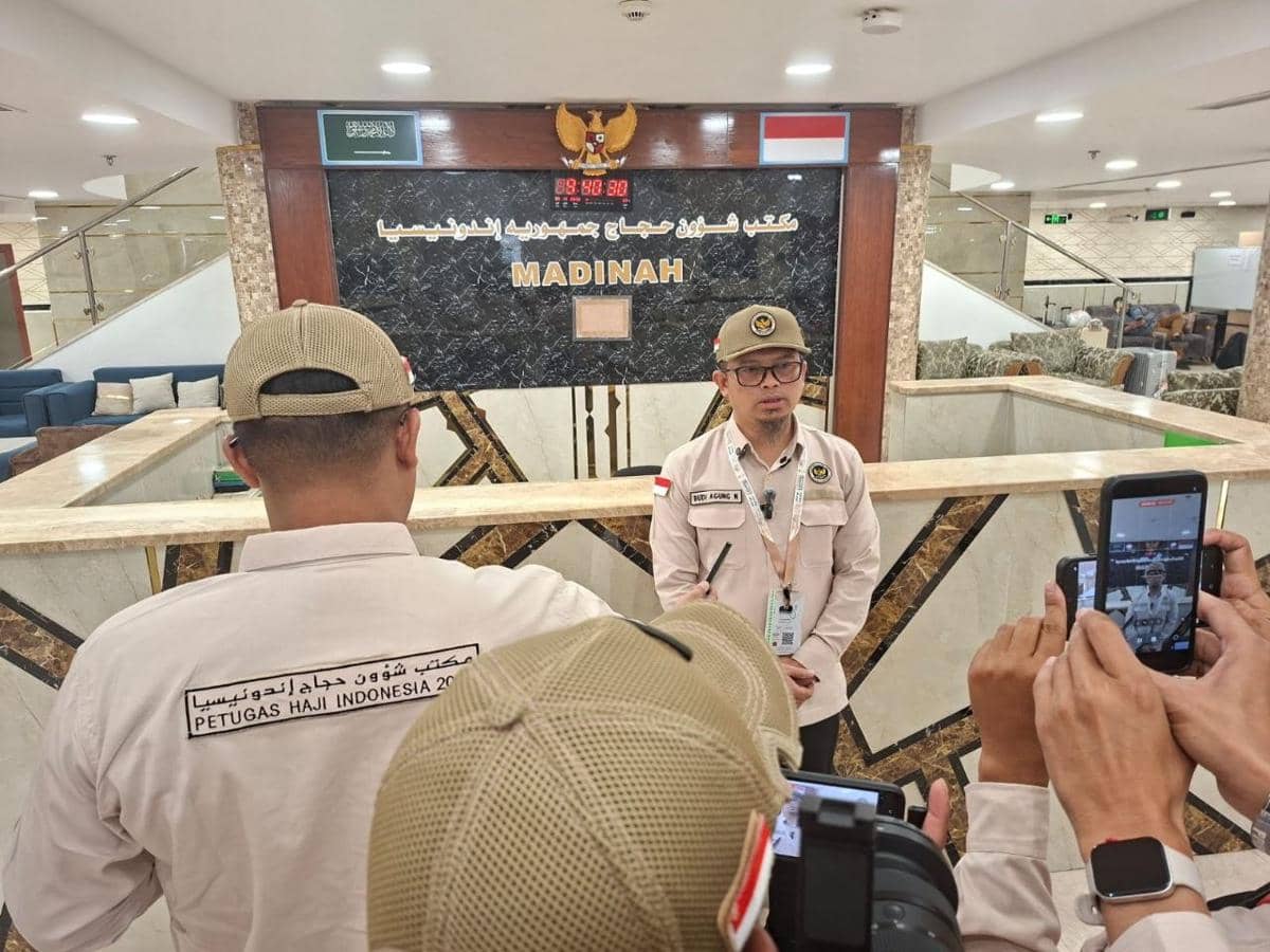 Direktur Pelayanan Haji Luar Negeri Budi Agung Nugrohi menjelaskan skema sambut jemaah haji kloter pertama di Kantor Danker Madinah, Senin (20/4/2026).
