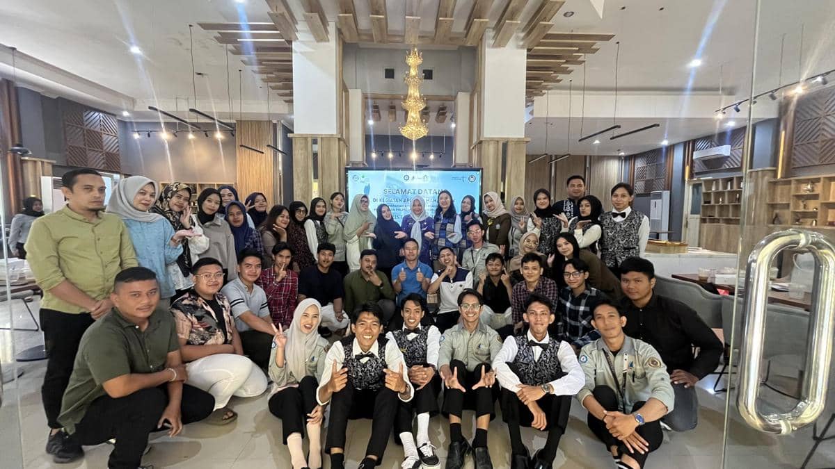Politeknik Pariwisata Makassar melalui Program Studi Pengelolaan Perhotelan (PPH) menyelenggarakan kegiatan bertajuk “Home Barista to Coffeepreneur” sebagai bentuk implementasi Mata Kuliah Aplikasi Manajemen Mahasiswa (APM). (Dok. Poltekpar Makassar)