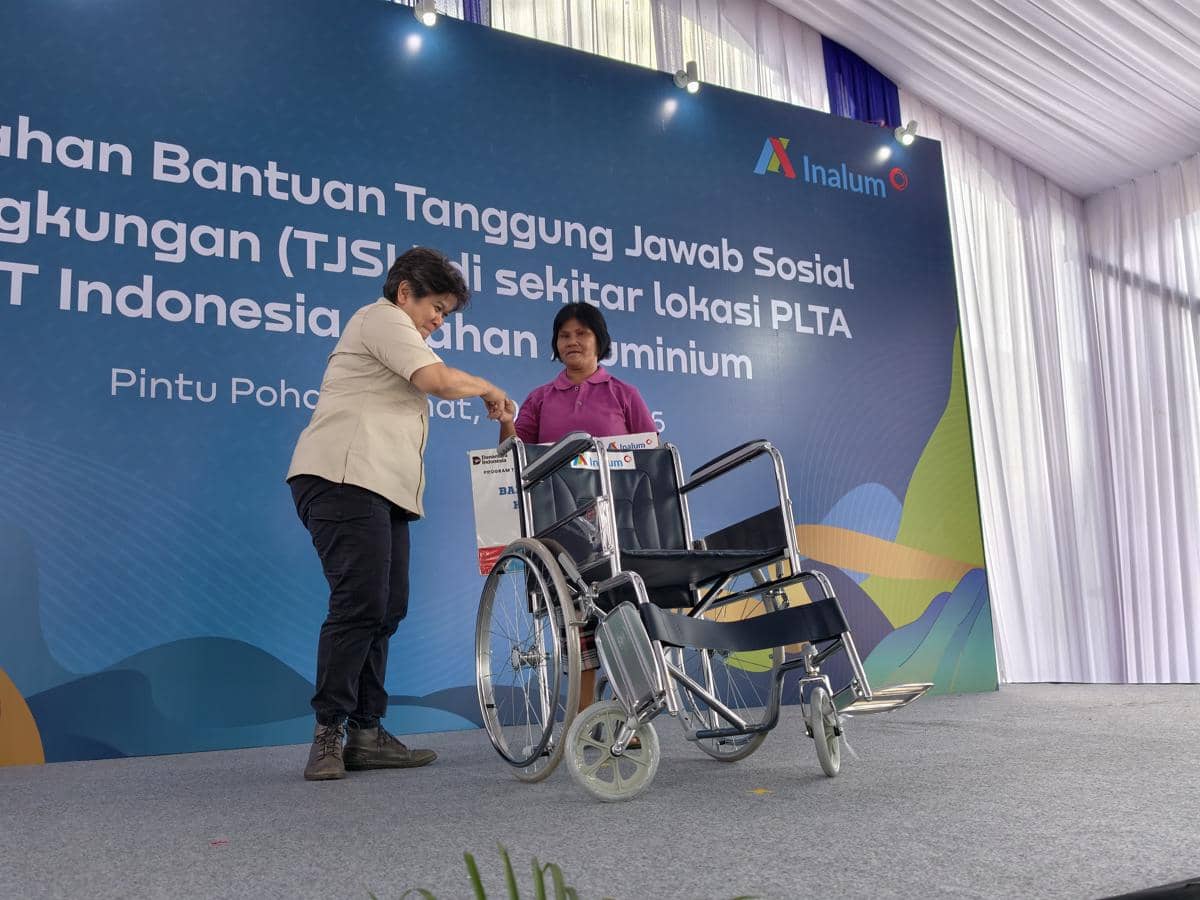 Perwakilan PT Inalum menyerahkan kursi roda kepada warga penerima manfaat dalam program TJSL di kawasan Paritohan.