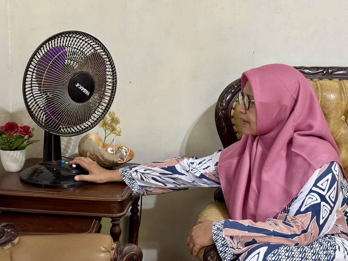 Debu Ngebul? Trik Bersihkan Kipas Angin Tanpa Dibongkar Pakai Kantong Plastik