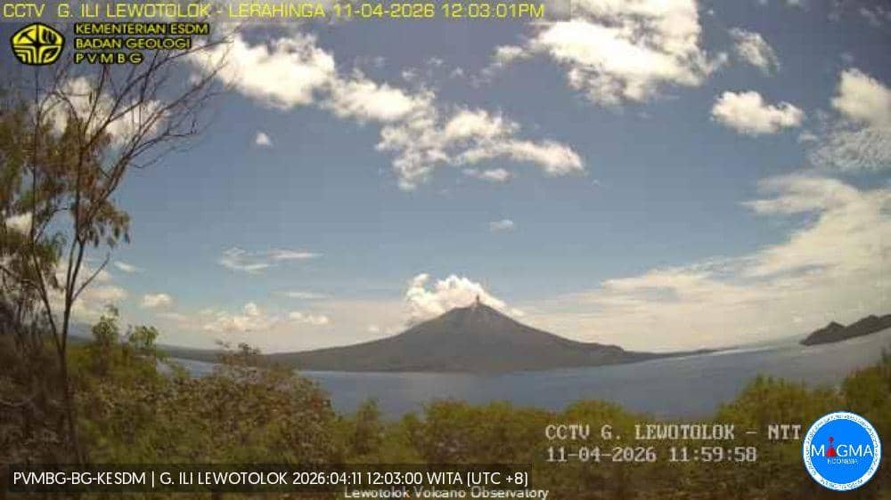 Gunung Ile Lewotolok di Nusa Tenggara Timur terlihat dari kejauhan dengan langit cerah dan awan putih pada 11 April 2026.