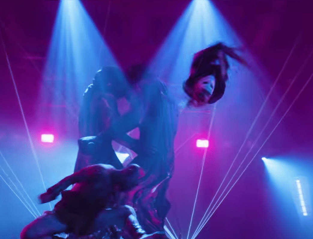 Vega melawan Dhalsim di bar. (Dok. Paramount Pictures, Capcom/Street Fighter)