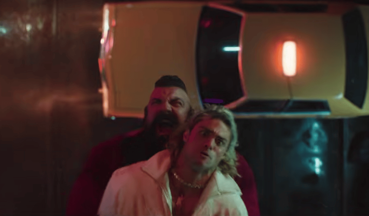 Zangief siap membanting Ken. (Dok. Paramount/Street Fighter, dok. Warner Bros./Mortal Kombat II)