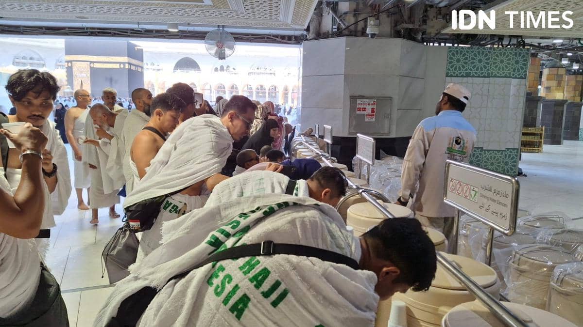 Catat, Ini Ketentuan Membawa Air Zamzam saat Haji!