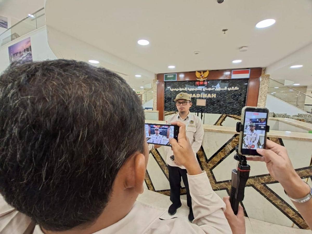 Direktur Pelayanan Haji Luar Negeri Budi Agung Nugrohi menjelaskan skema sambut jemaah haji kloter pertama di Kantor Danker Madinah, Senin (20/4/2026). 