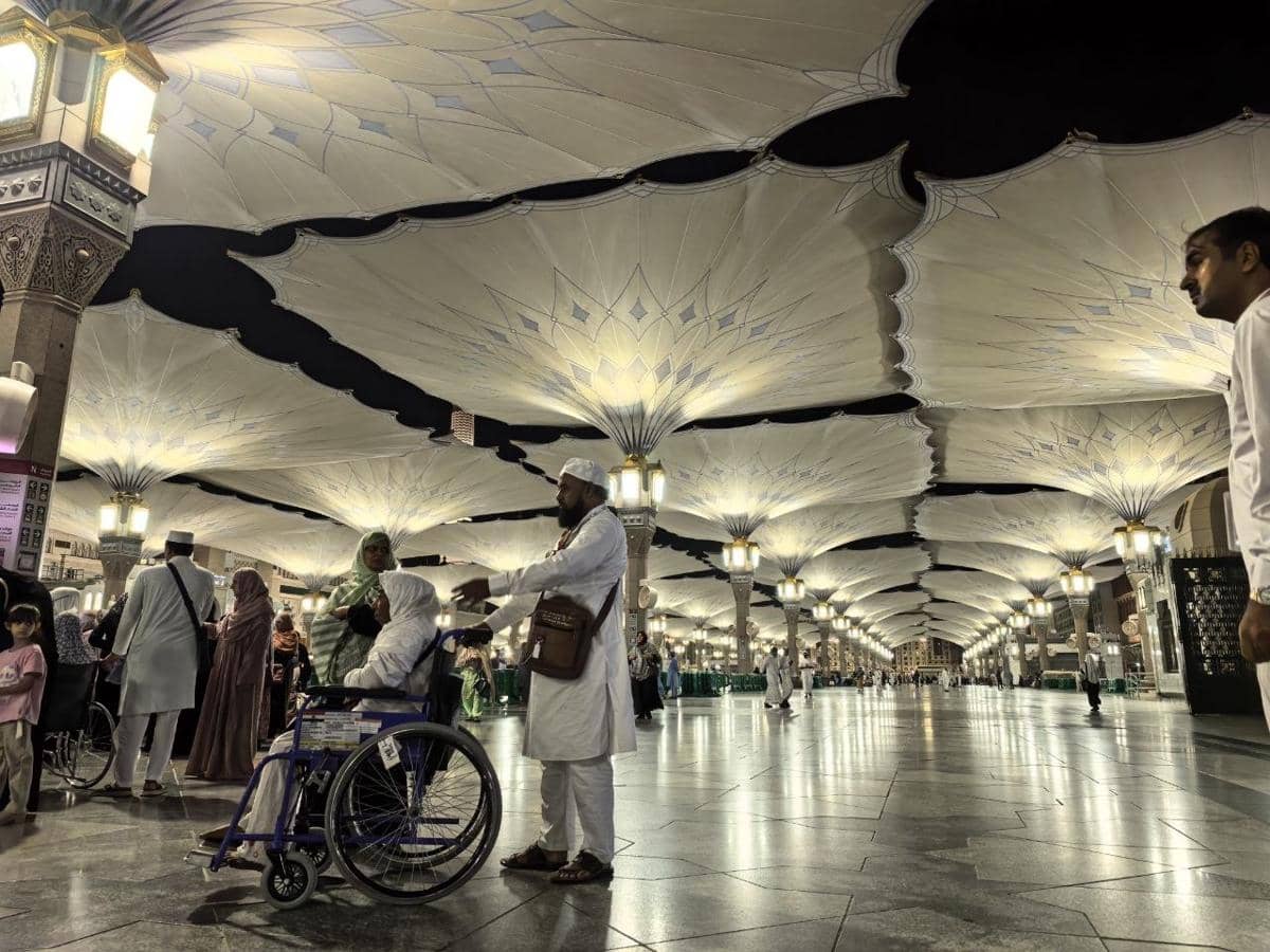 Suasana selepas waktu subuh di Masjid Nabawi, Madinah, Arab Saudi 