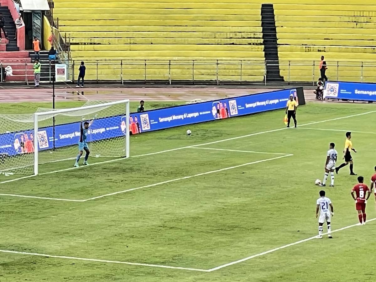 Pemain Persijap Jepara melakukan eksekusi penalti (Foto: IDN Times/Halbert Caniago)