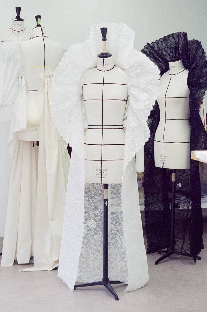 busana Dior untuk Sabrina Carpenter di Coachella 2026