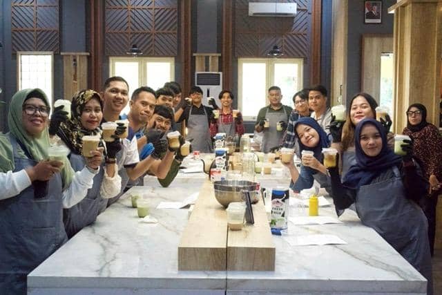 Politeknik Pariwisata Makassar melalui Program Studi Pengelolaan Perhotelan (PPH) menyelenggarakan kegiatan bertajuk “Home Barista to Coffeepreneur” sebagai bentuk implementasi Mata Kuliah Aplikasi Manajemen Mahasiswa (APM). (Dok. Poltekpar Makassar)