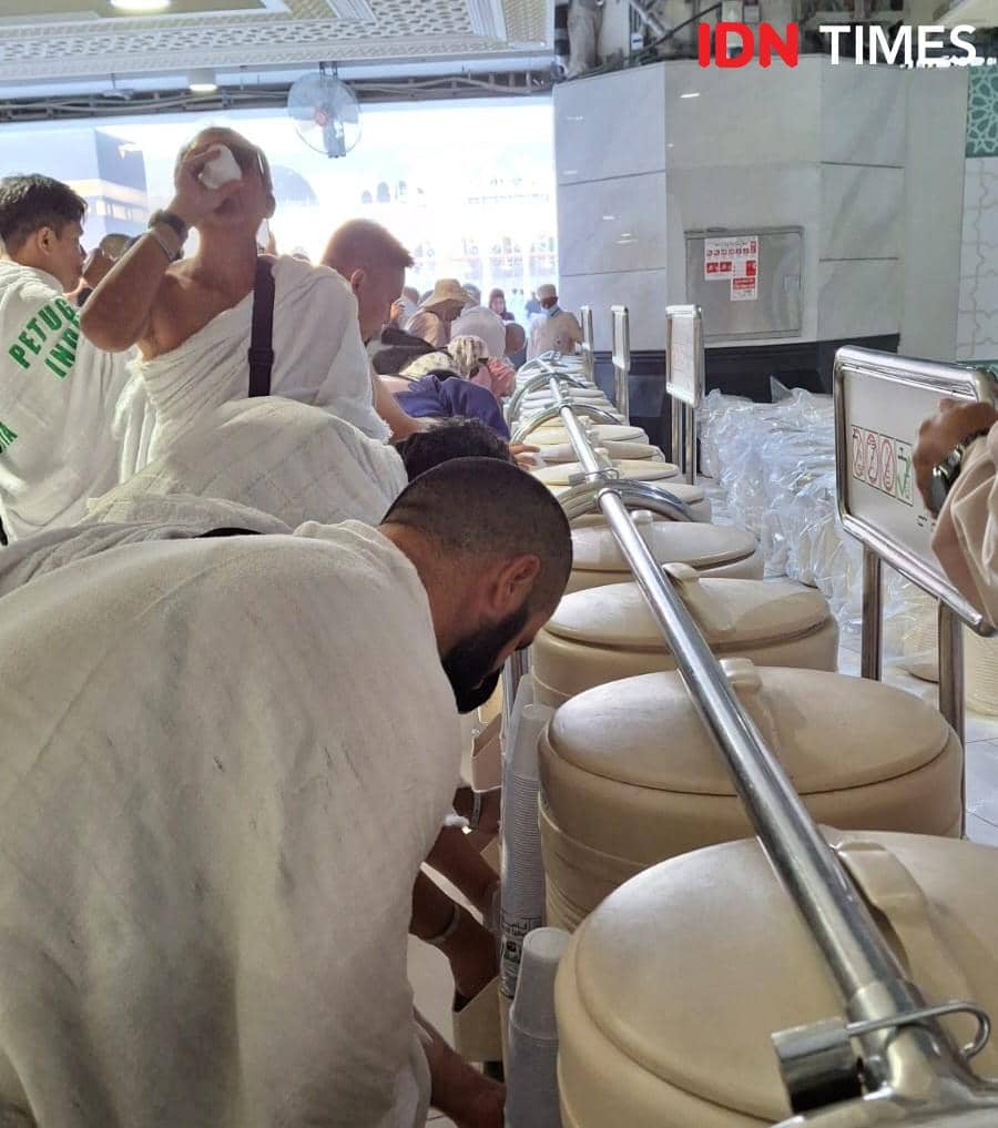 Potret jemaah haji meminum air zamzam usai Tawaf di Masjidil Haram 