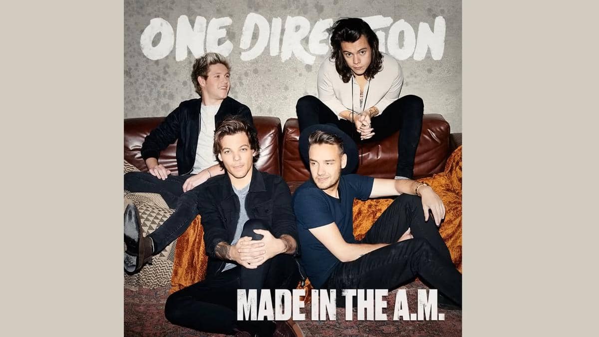 Sampul album Made in the A.M. menampilkan empat anggota One Direction duduk santai di sofa dengan latar dinding abu-abu.