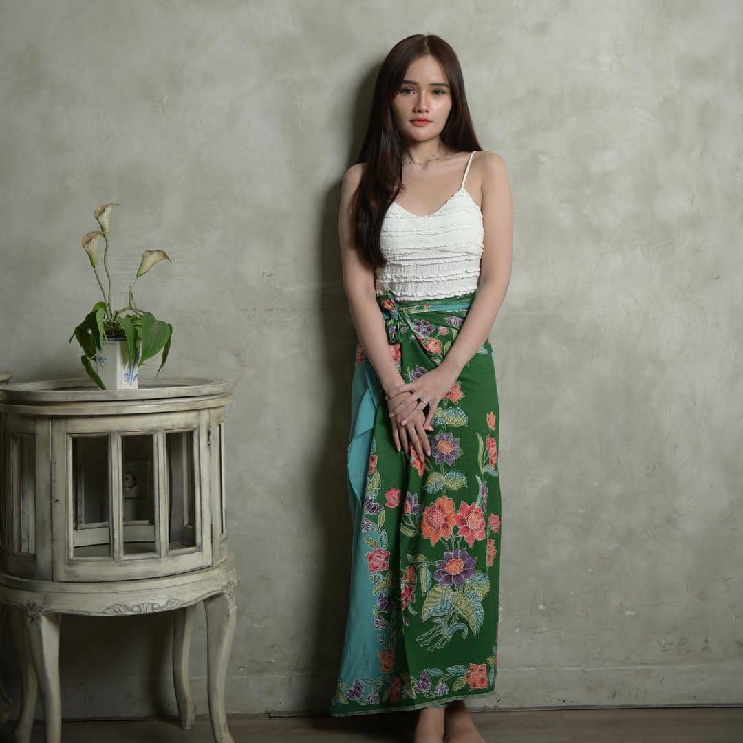 Padu Padan Berkain Kekinian untuk Hari Kartini (instagram.com/fannysoegi)