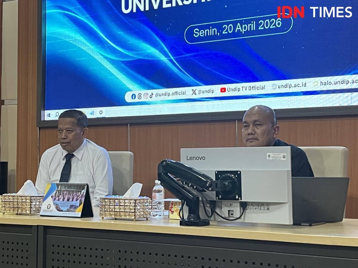 Rektor Undip, Prof. Suharnomo didampingi Wakil Rektor I Undip, Prof. Heru Susanto menggelar jumpa pers terkait kesiapan Ujian Tulis Berbasis Komputer-Seleksi Nasional Berbasis Tes (UTBK-SNBT) yang berlangsung 21–29 April 2026.