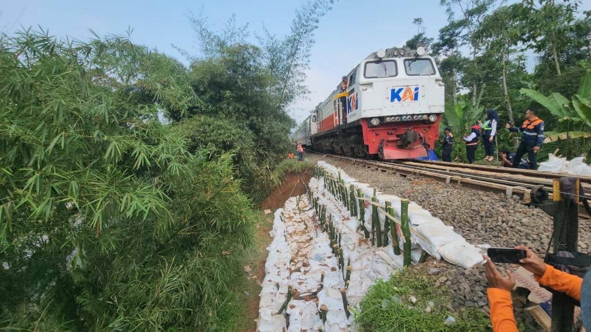 Jalur KA Cibeber–Lampegan Kembali Normal Setelah Terdampak Gogosan