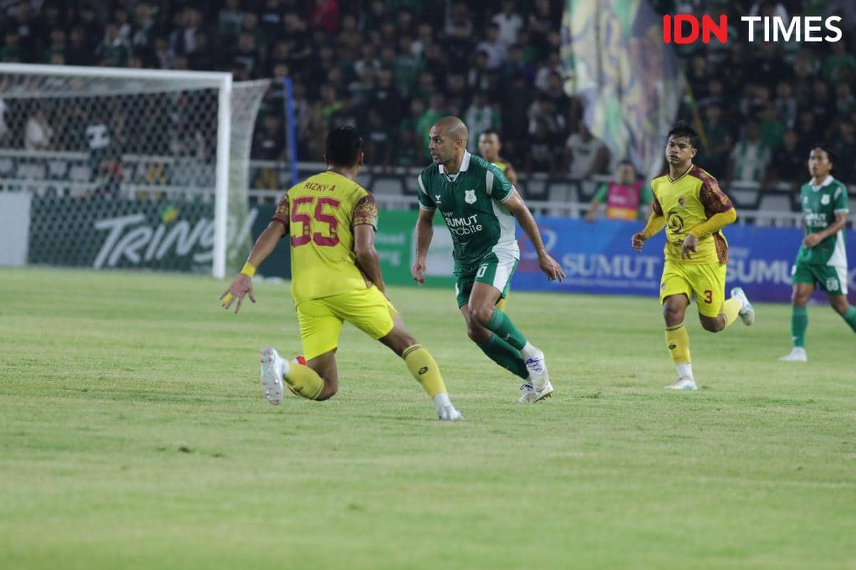 Gelandang PSMS Clayton saat bersua Sriwijaya FC di Stadion Utama Sumut, Minggu (19/4/2026) (IDN Times/Doni Hermawan)