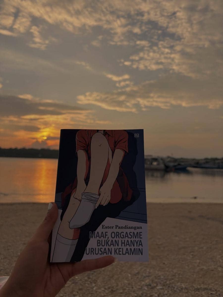 Cover buku "Maaf, Orgasme Bukan Hanya Urusan Kelamin" (foto via Instagram @official.siskaeee)