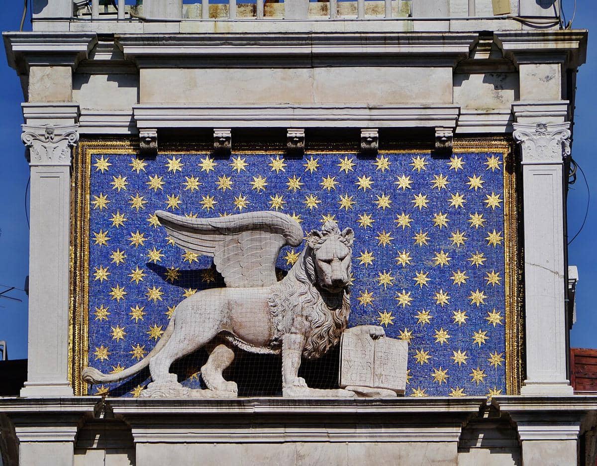 Patung Singa Bersayap Venesia, yang merupakan simbol Santo Markus Penginjil dan kota Venesia, yang terletak di Menara Jam Santo Markus. 