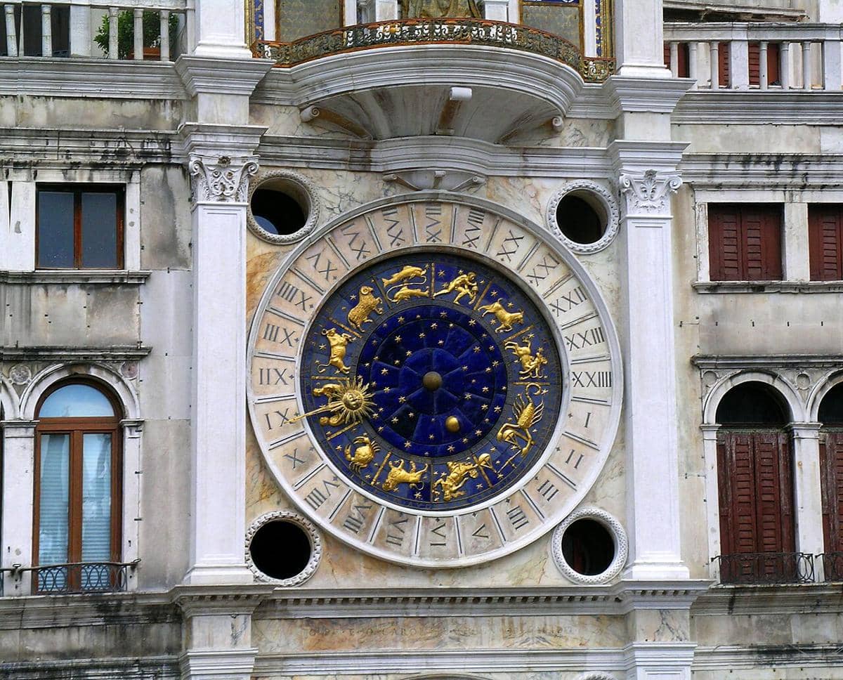 Jam astronomi di fasad Menara Jam Santo Markus di Lapangan Santo Markus, Venesia, Italia. 
