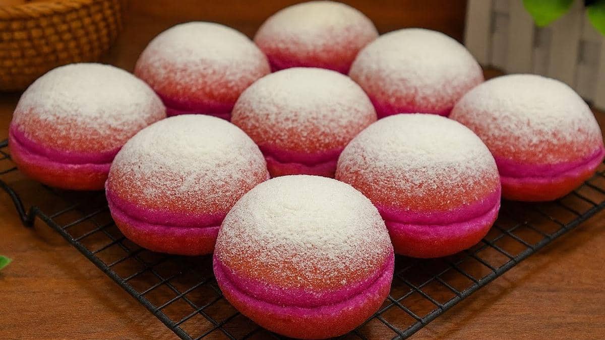 Resep Donat Buah Naga yang Empuk, Warnanya Cantik Banget!