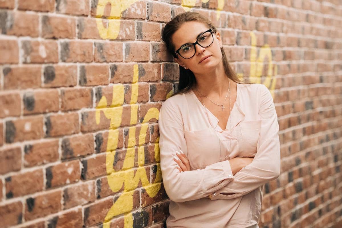 bersandar ke dinding