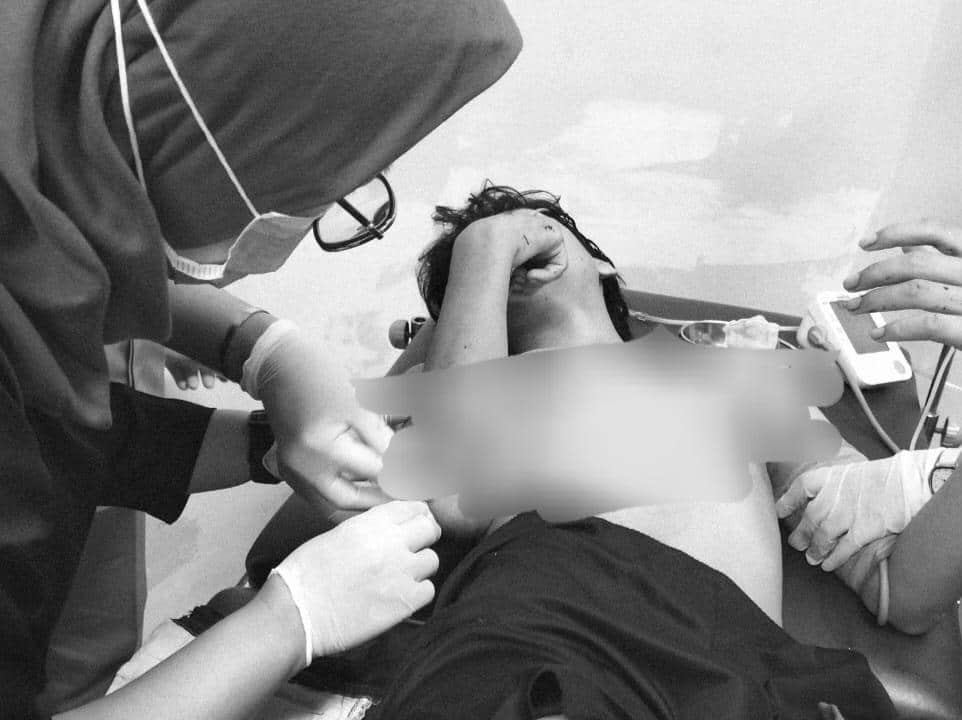 Tenaga medis merawat seorang pria yang diduga korban penyerangan geng motor di ruang perawatan rumah sakit di Makassar.