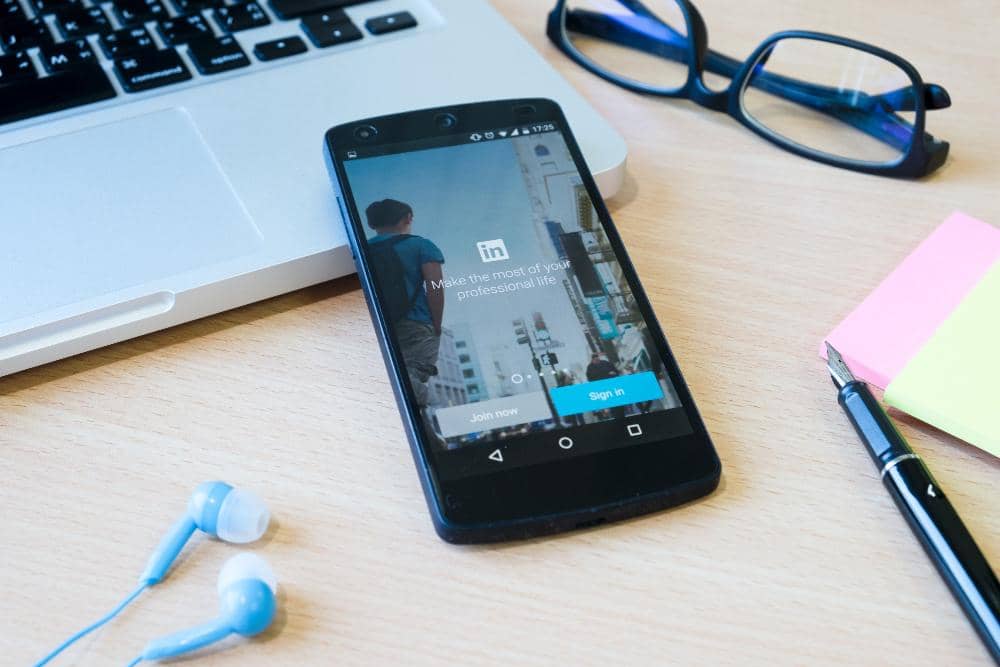 ilustrasi mengakses linkedin