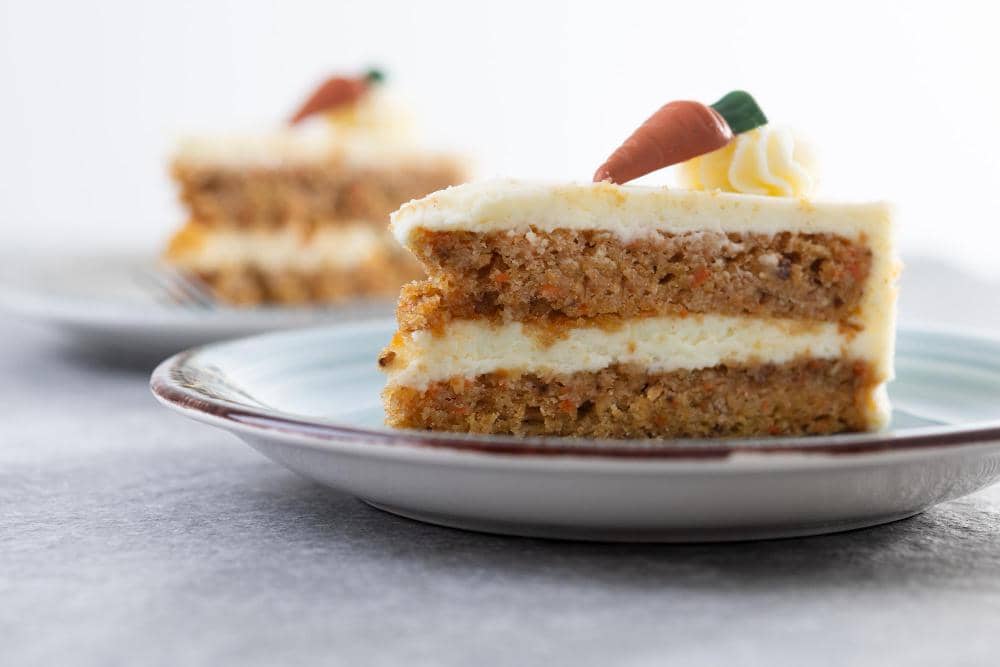 ilustrasi carrot cake dan cream cheese frosting