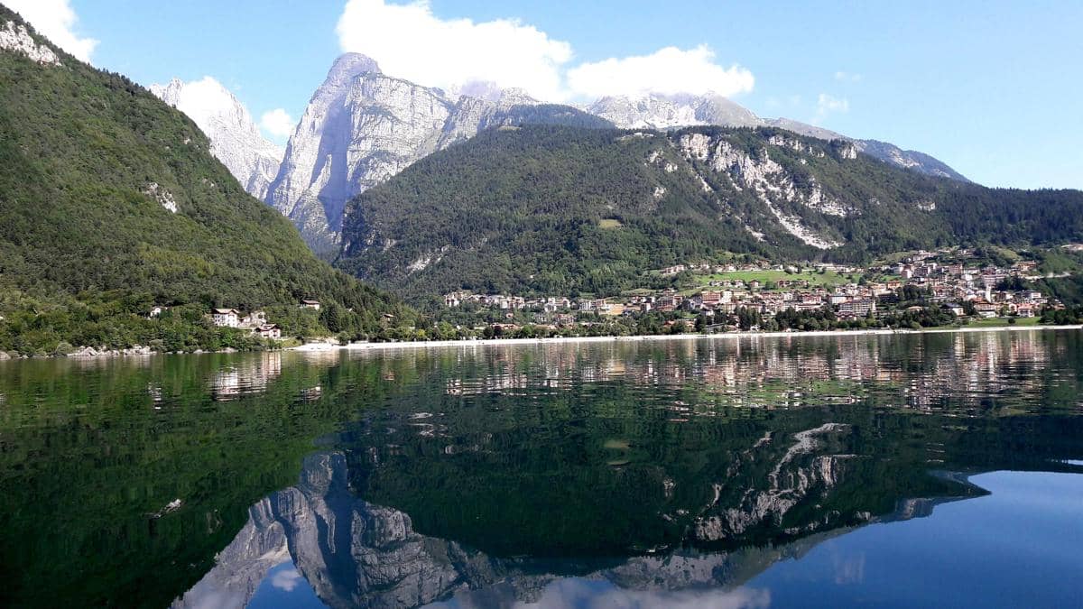 kejernihan Danau Molveno yang menjadikannya dikenal sebagai salah satu danau terbersih di Italia.