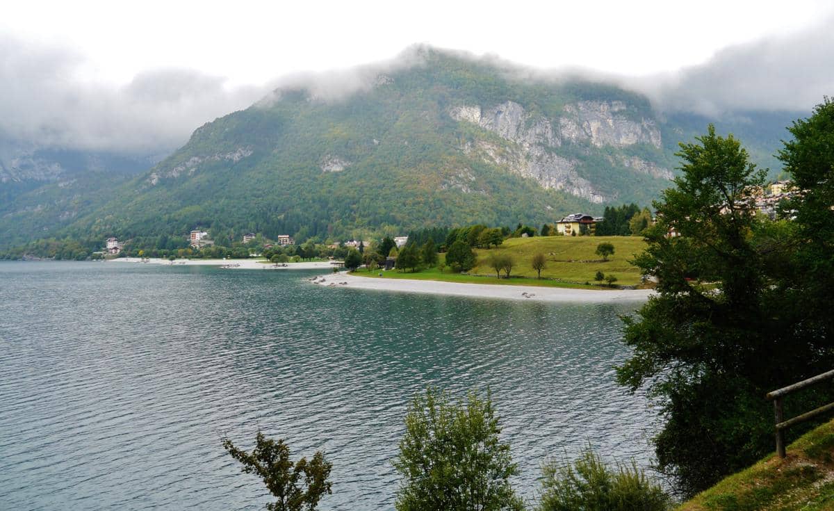 di balik airnya yang jernih, Danau Molveno memiliki kedalaman yang signifikan.