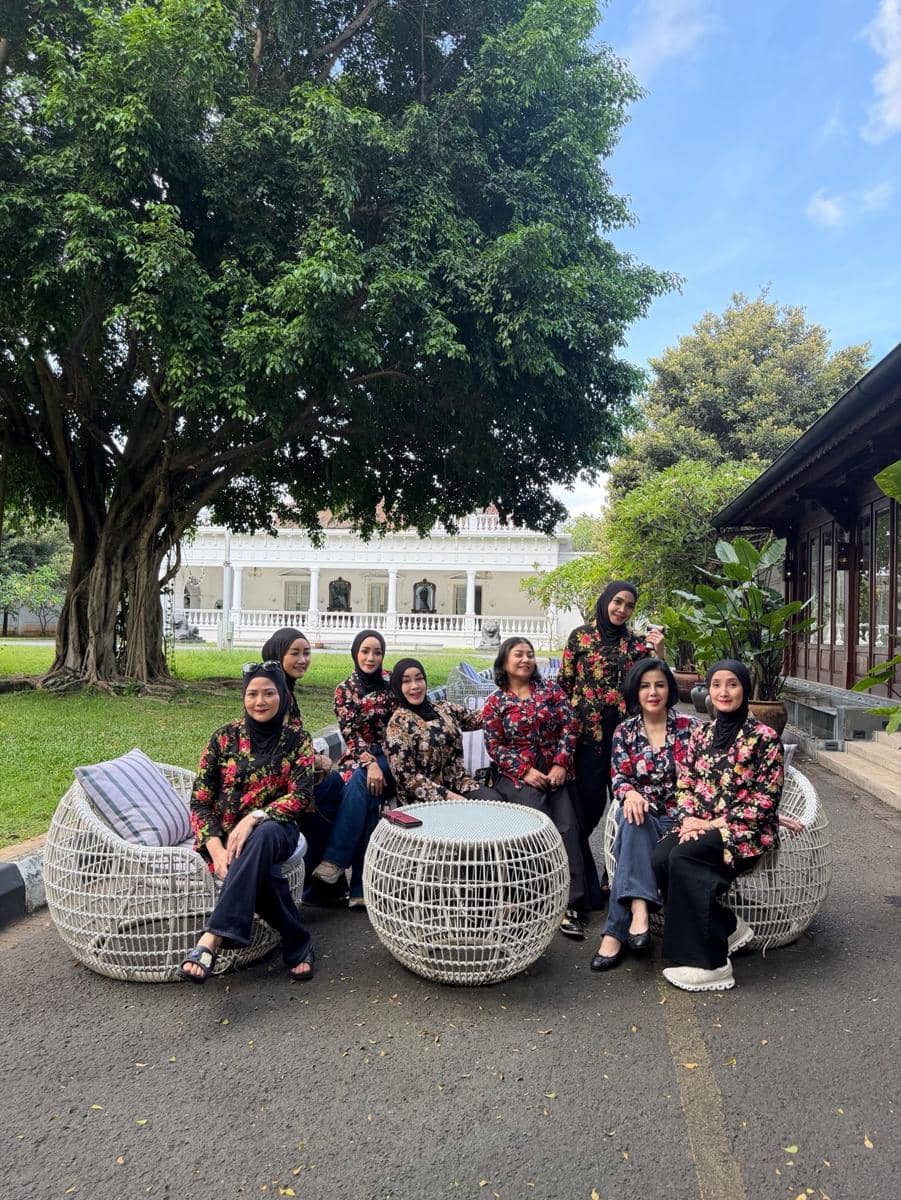 Rieta Amilia dan Geng Memperingati Hari Kartini (instagram.com/rieta_amilia)