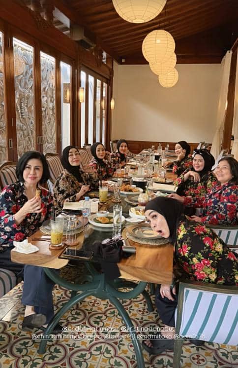 Rieta Amilia dan Geng Memperingati Hari Kartini (instagram.com/rieta_amilia)