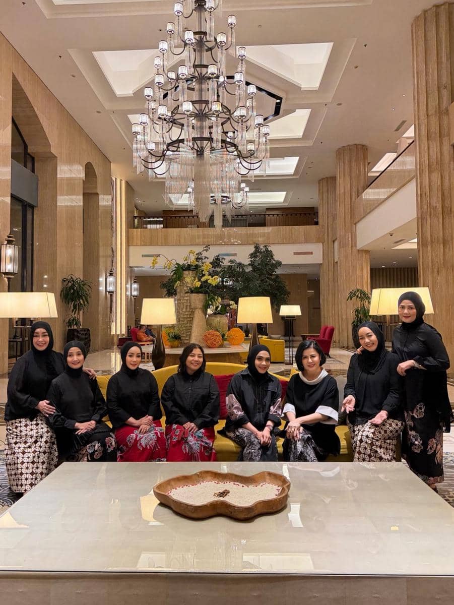 Rieta Amilia dan Geng Memperingati Hari Kartini (instagram.com/rieta_amilia)