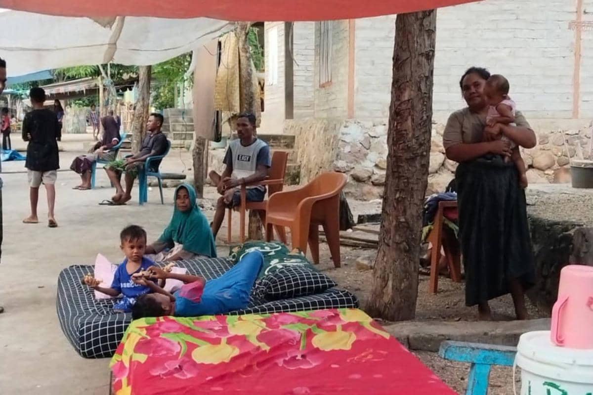 Pengungsi gempa bumi Adonara, Flores Timur, NTT tidur di tempat terbuka. (Dok Istimewa)