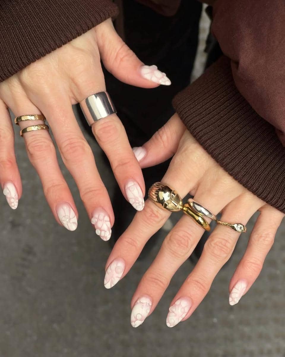 ilustrasi nail art warna putih