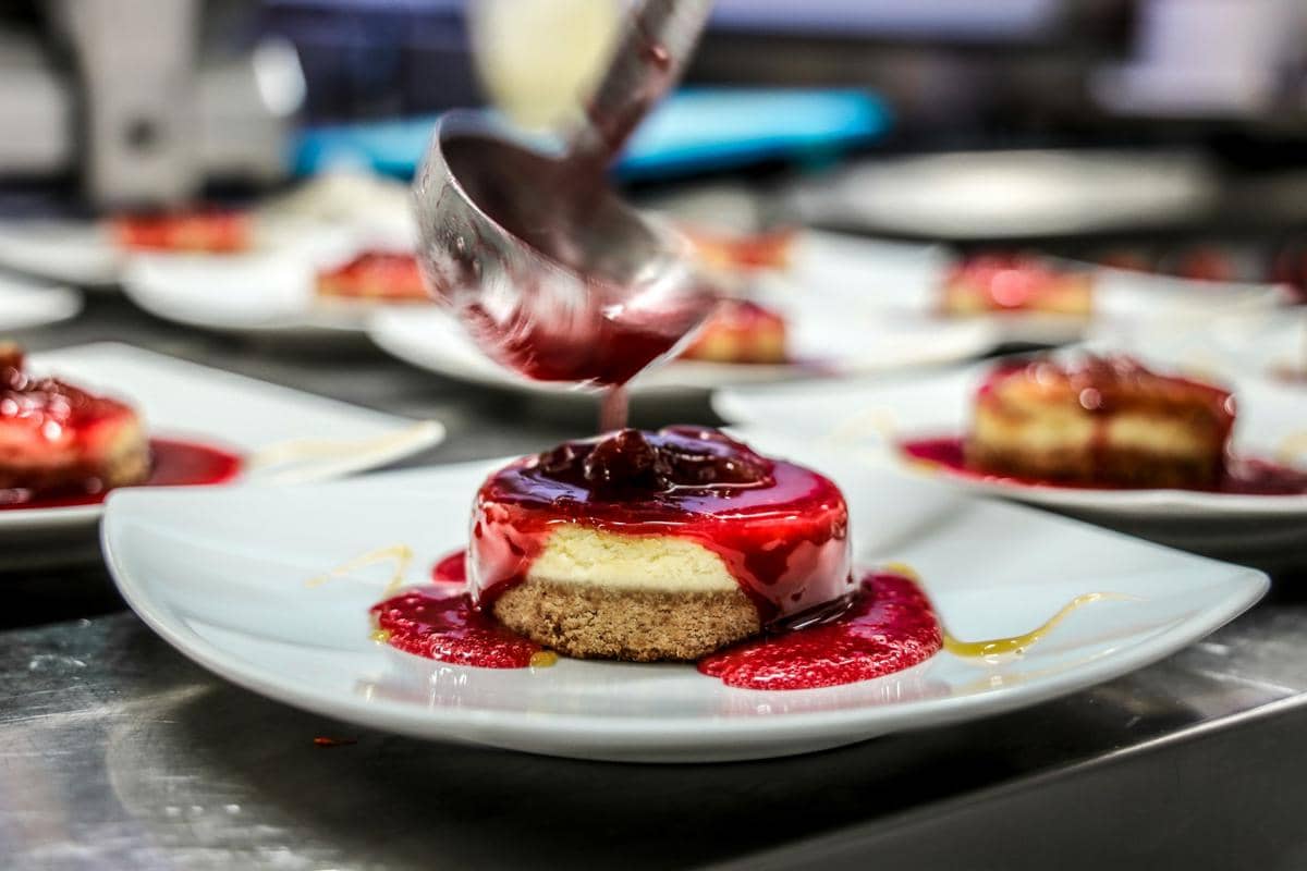 ilustrasi membuat cheesecake bar