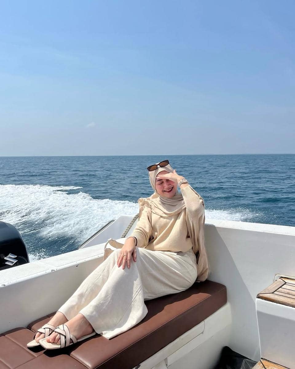 OOTD ke Pantai Kasual ala Adinda Valda