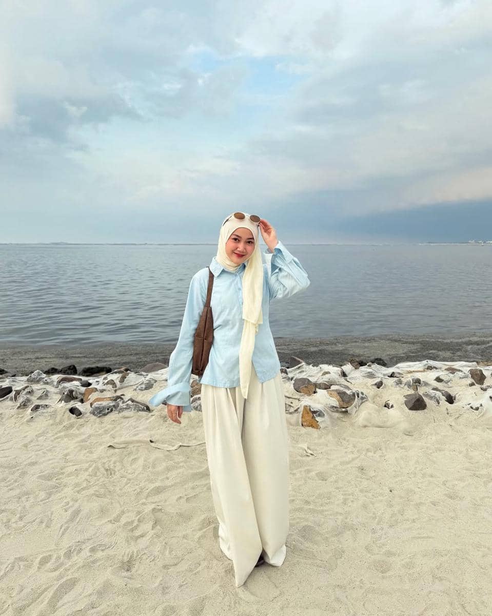 OOTD ke Pantai Kasual ala Adinda Valda