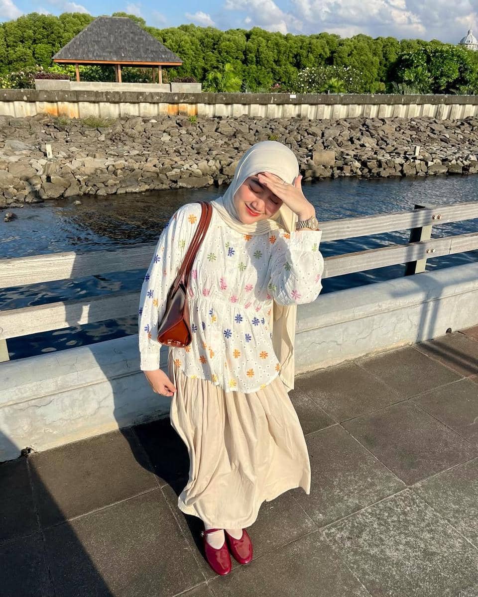 OOTD ke Pantai Kasual ala Adinda Valda