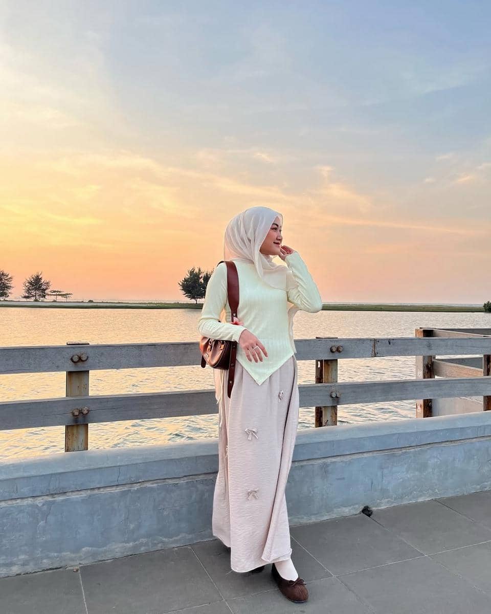 OOTD ke Pantai Kasual ala Adinda Valda