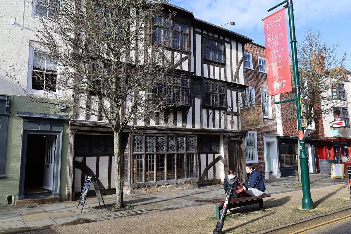 Tampak luar Conquest House di Canterbury, bangunan tua berfasad kayu dan dinding bata yang terkait rencana pembunuhan Thomas Becket.