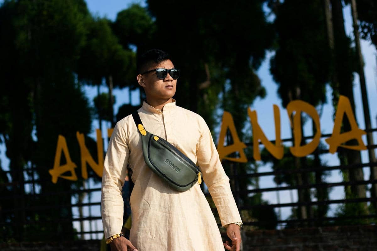 ilustrasi pria dengan sling bag