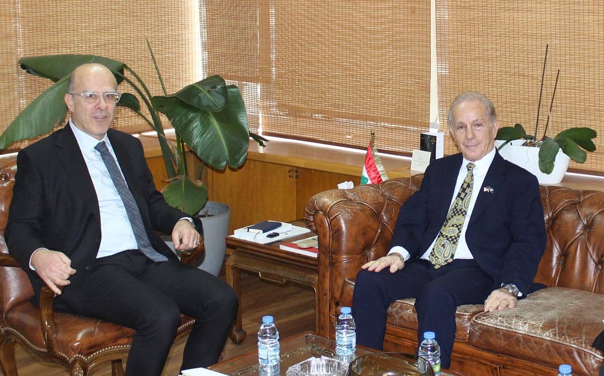 Menteri Pembangunan Lebanon, Fadi Makki, sedang berbicara dengan Duta Besar Amerika Serikat untuk Lebanon, Michael Issa.