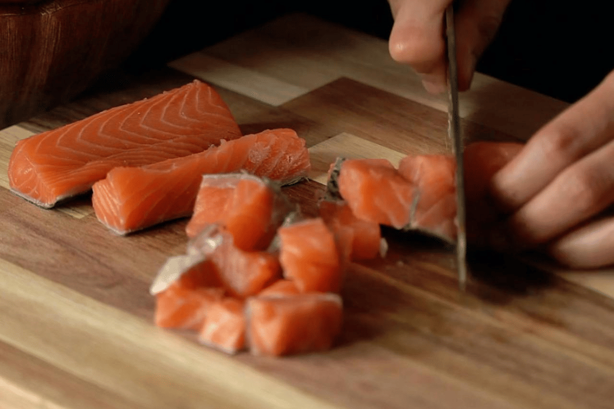 ilustrasi membuat rice bowl salmon pedas dengan salad timun