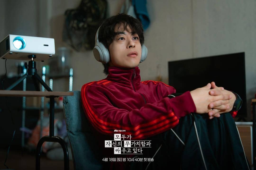 7 Tekanan Batin Hwang Dong Man di We Are All Trying Here, Menyesakkan!