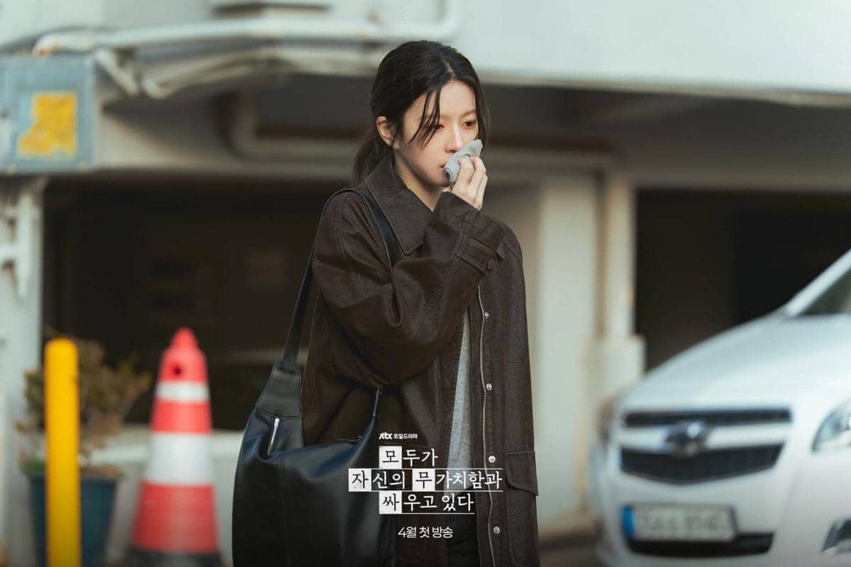 Mengapa Byeon Eun A Sering Mimisan di Drama We Are All Trying Here? 